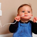 Безопасность малыша в доме: провода электроприборов